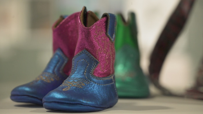 Deux chaussures dans une vitrine.