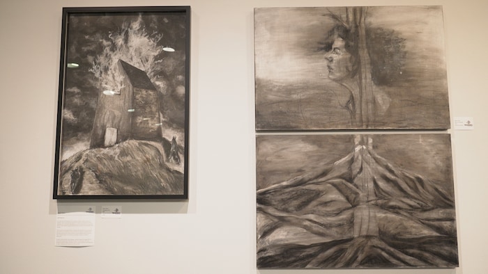 Un tableau présente le portrait d'une femme dont le cou se transforme en tronc et qui va jusque dans la terre.