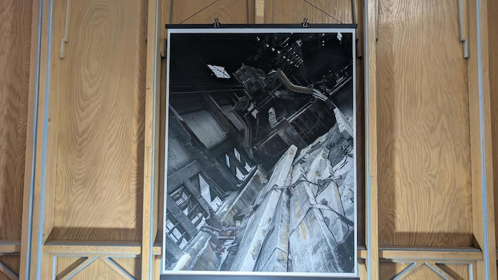 Un tableau accroché sur un mur.