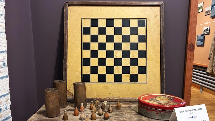Un jeu de parchési exposé au Musée de Saint-Pierre-Jolys.