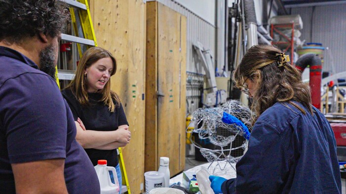 Des artistes dans un atelier de création.