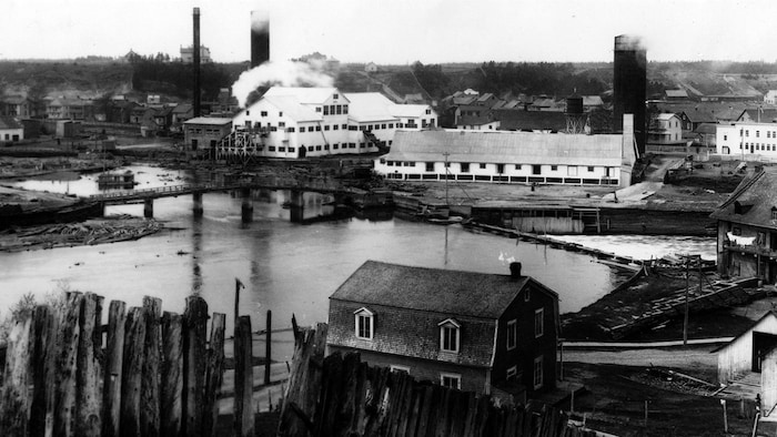 La scierie Price Brothers en 1954. On reconnaît le barrage Mathieu-D'Amours et une maison ancestrale qui se trouve toujours au pied de la côte Saint-Joseph.