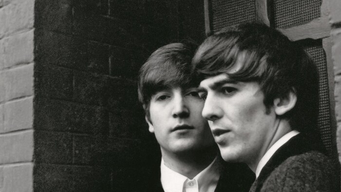 John Lennon et George Harrison des Beatles dans une photo de Paul McCarney en janvier 1964.