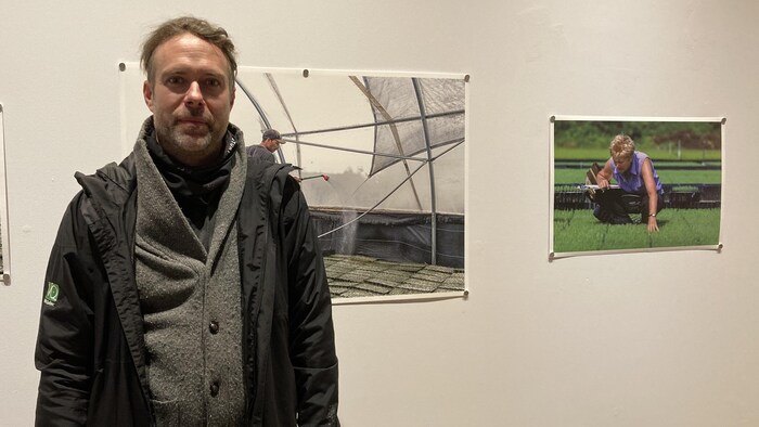 Sébastien Michaud prend la pose devant le projet Forest Gardeners.