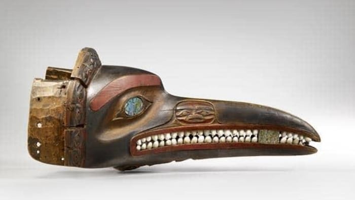 Un masque représentant un corbeau.