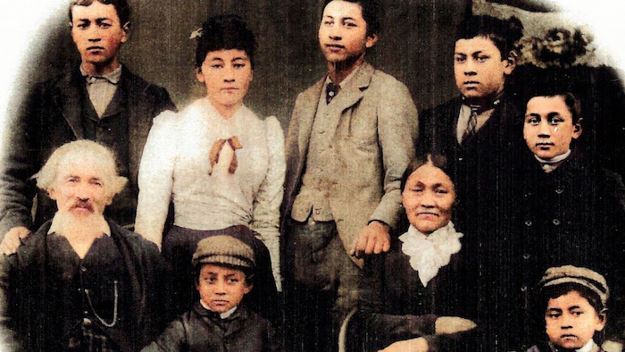 Une famille pose pour la caméra en 1893.