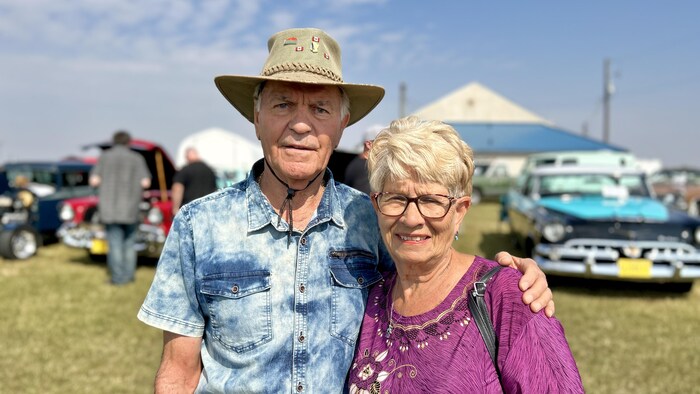 Solange et Fernand Rémillard à l’exposition de voitures. 