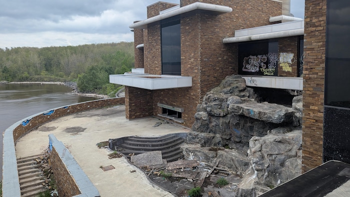 De fausses roches forment une cavité qui pourrait accueillir une piscine.