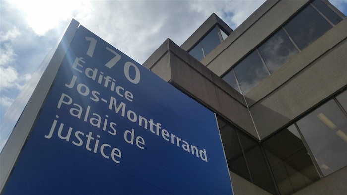 L'extérieur du palais de justice de Gatineau et de l'édifice Jos-Montferrand.