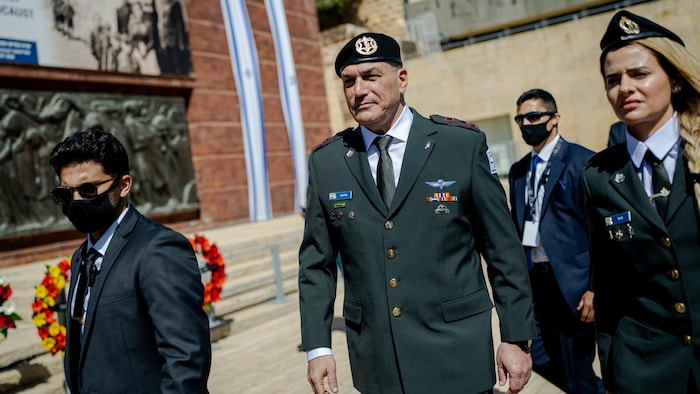 Un homme en tenue militaire marche.