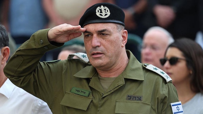Eyal Zamir salue lors de funérailles.