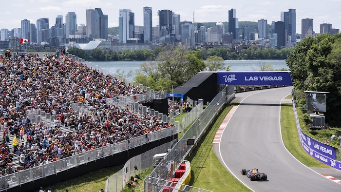Plan à vol d'oiseau du circuit Gilles-Villeneuve, avec la ville de Montréal en arrière-plan. 
