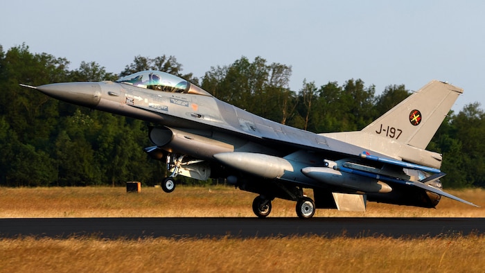 Hollandalı F-16 havalanıyor.