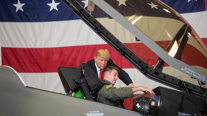 Une photo montre le président américain Donald Trump qui observe le cockpit d'un F-35 à la base aérienne Luke, en Arizona