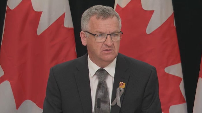 Le sénateur Fabian Manning lors d'une conférence de presse.