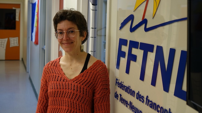 Fabienne Christophle, coordonnatrice du Réseau culturel francophone de Terre-Neuve-et-Labrador, dans lad bureau à Saint-Jean le 17 avril 2025.