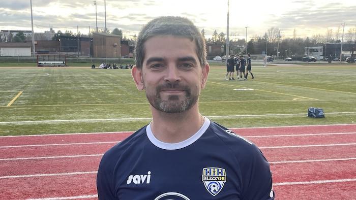 Fabrizzi Manzoni, directeur technique du Club de soccer de la Vallée-de-l’Or et co-capitaine de l’équipe senior.