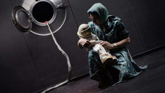 Olivier Normand sur scène dans une représentation de « La Face cachée de la lune ».
