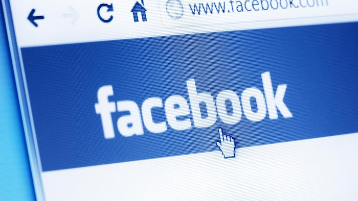 Une photo montrant un gros plan sur un écran d'ordinateur affichant la page d'accueil de Facebook.