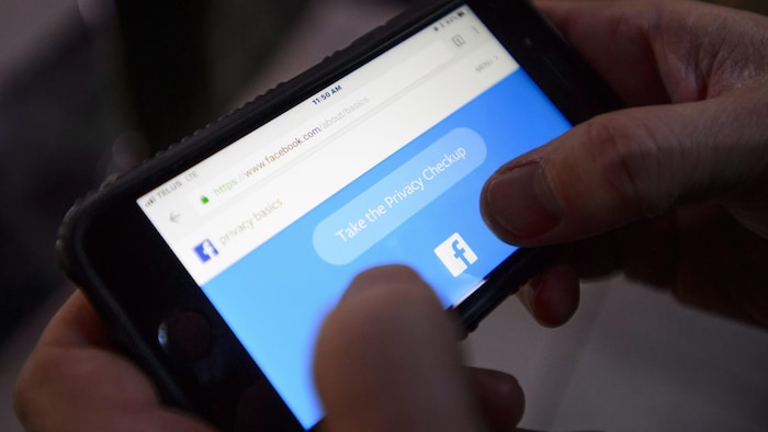 Des usagers de Facebook revoient les réglages de sécurité de leur compte. 