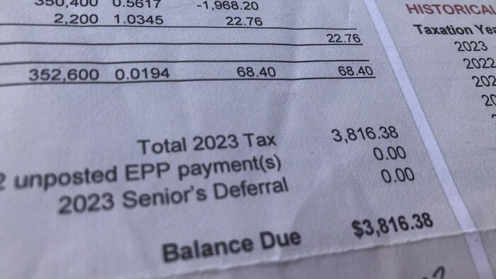 Une photo d'une facture d'impôt foncier.