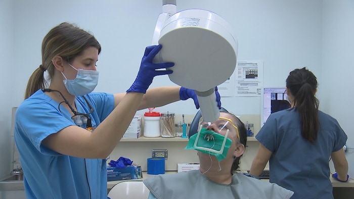 Plusieurs traitements sont offerts gratuitement par des étudiants dans les facultés de médecine dentaire.