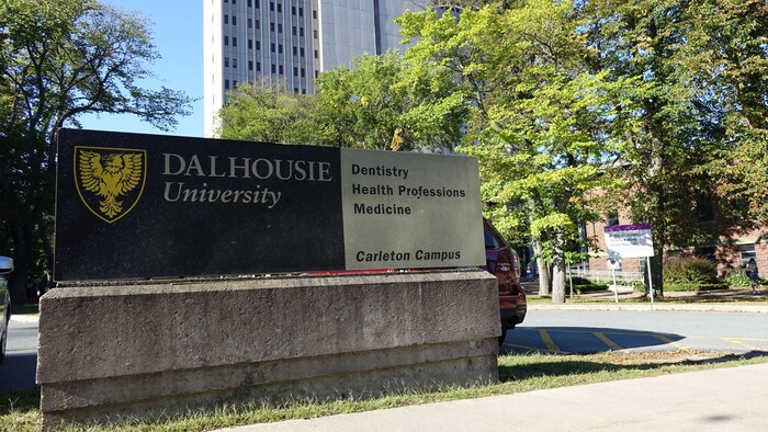 Enseigne du campus Carleton de l'Université Dalhousie, à Halifax.