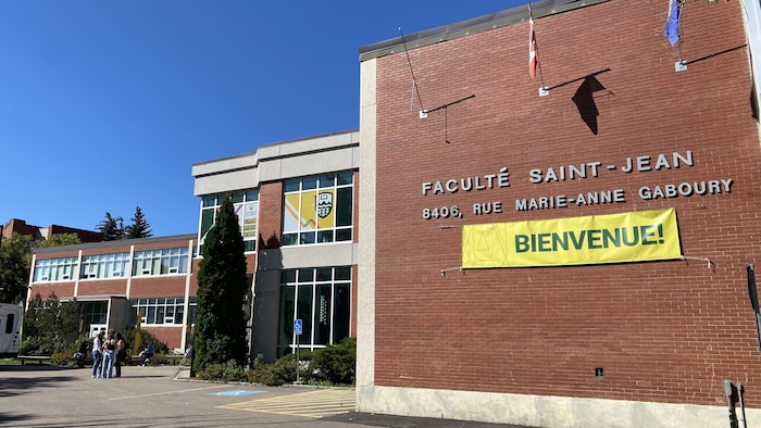 La devanture du pavillon du Campus Saint-Jean à l’Université de l’Alberta.
