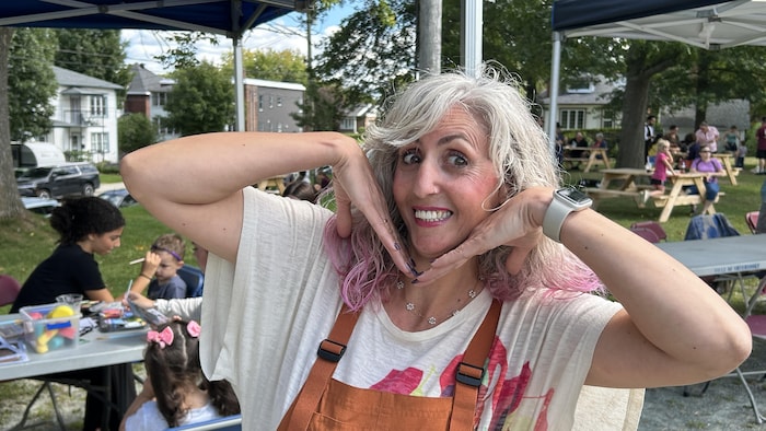 Fadéla Hamou, candidate caquiste dans la circonscription de Sherbrooke, sourit à la caméra.