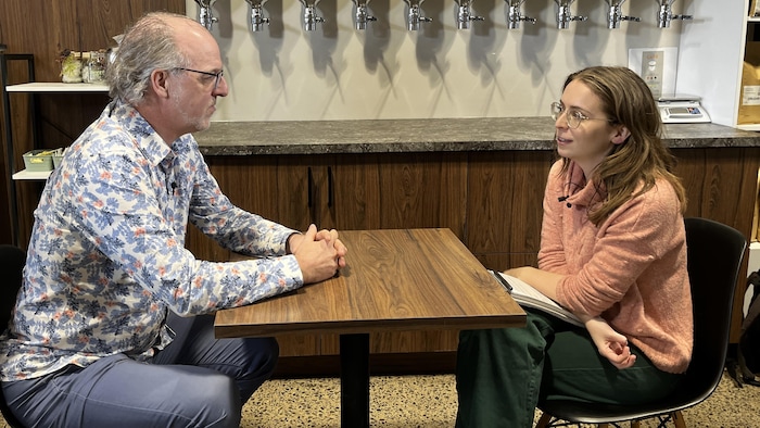 La journaliste Rosalie Dumais-Beaulieu discute avec Patrice Saint-Pierre.