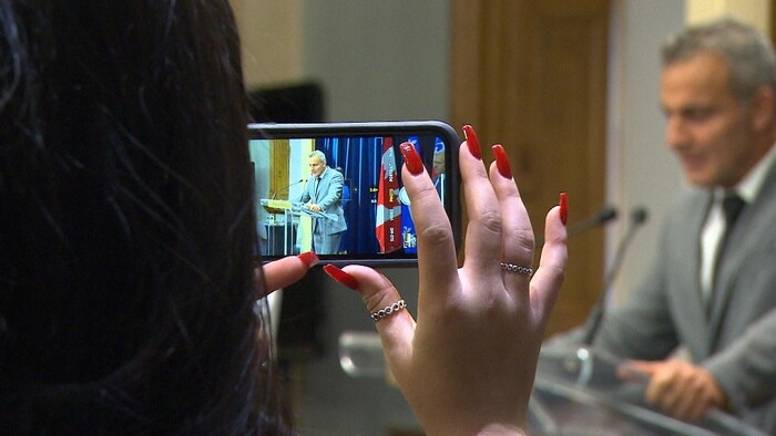 Une femme prend une photo de Fady Dagher avec son portable. 