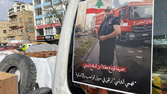 Une affiche rendant hommage à Fahmi Al-Chami, un pompier tué dans une frappe israélienne à Saïda.
