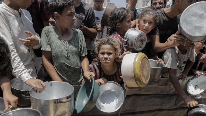 Des Palestiniens sont munis de casseroles et d'autres récipients.
