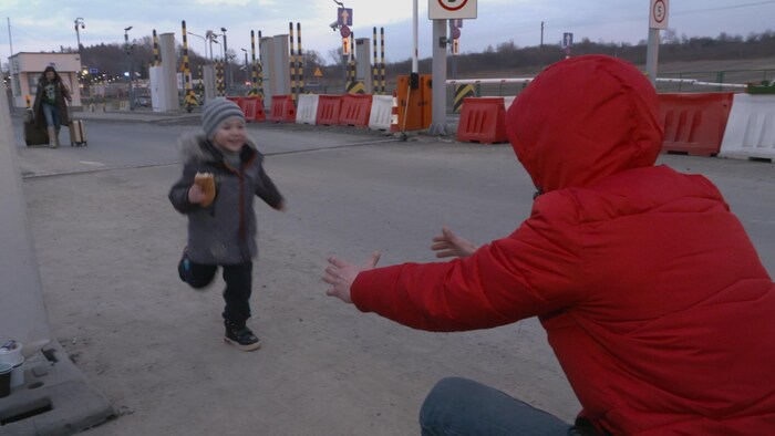 Un père retrouve son fils à la frontière entre la Pologne et l'Ukraine.