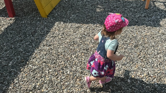 Elle court dans un parc.