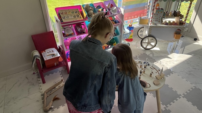 La mère et la fille jouent ensemble.