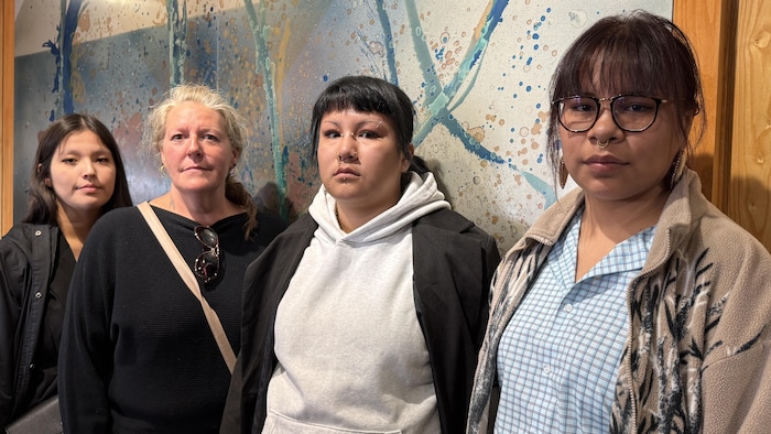Layna Poucachiche, Edith Boucher, Lucy-Anne et Dreanna Maranda posent devant un mur au palais de justice d'Amos.