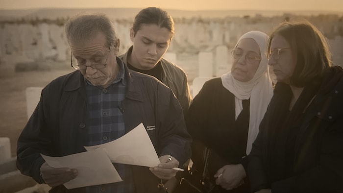 La famille du dissident syrien Mazen Al-Hamada voit pour la première fois les photos que le régime a prises de son corps.