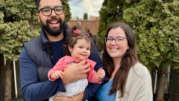 Une famille et un enfant.