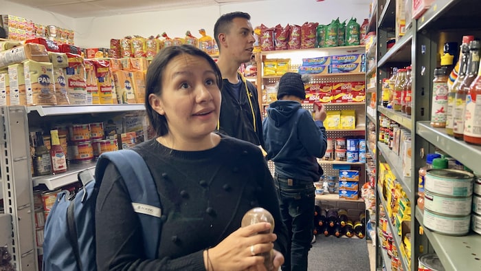 Dans une épicerie latino-américaine, Haydee Harranda retrouve des produits auxquels elle croyait devoir renoncer en déménageant au Canada.