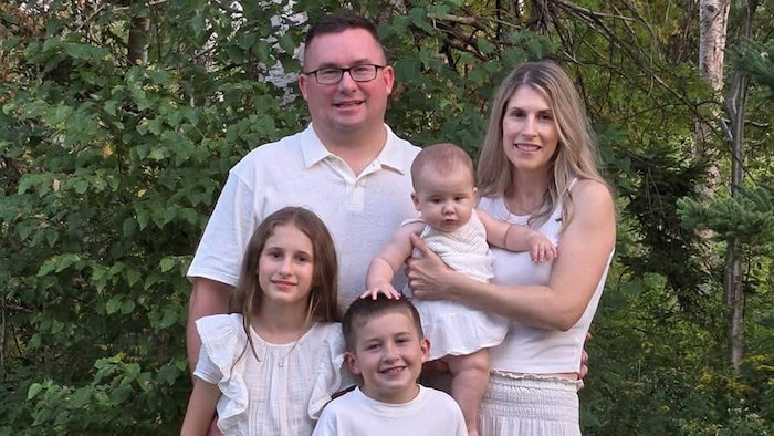 La famille rassemblée dans un jardin en été.