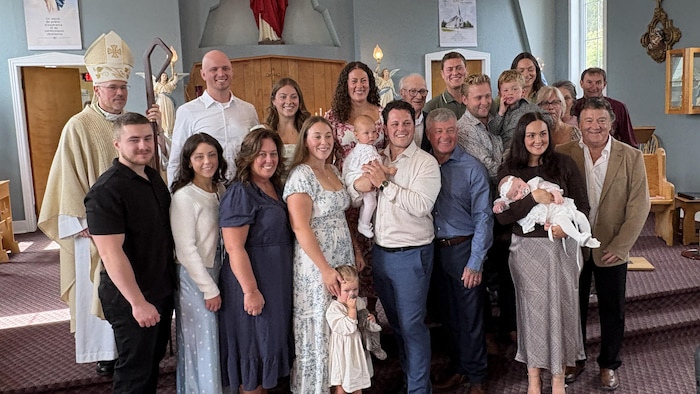 La famille Haché pose pour la photo lors d'un baptême.