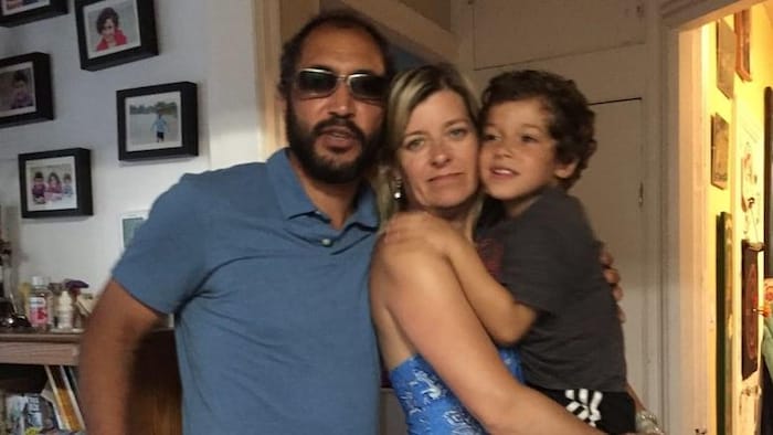 Une famille de trois personnes, Jason Hall, Shelley Klasse et Lionel Hall.