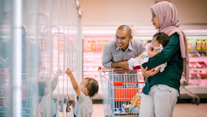 Une famille malaisienne de deux adultes et deux enfants fait l'épicerie.