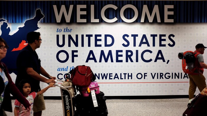 Une famille qui vient de passer les douanes de l'aéroport international de Washington-Dulles, situé à Dulles en Virginie.