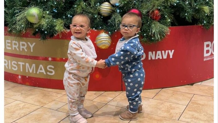 Lilah et Juliette Jacildo devant un arbre de Noël.