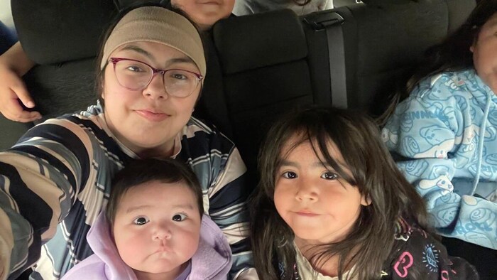 Une photo prise par Lori Osborne à l'intérieur d'un camion rempli d’enfants.