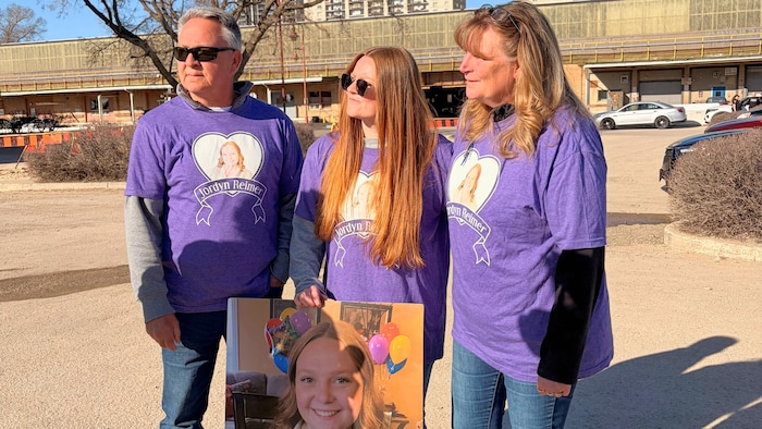 Le père, la mère et la soeur de Jordyn Reimer posent avec sa photo à la Fourche.