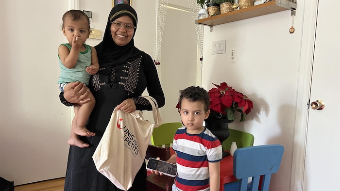 La Brésilienne Maria Cristina, le jeune Benjamin, 1 an, et son frère Ibrahim, 3 ans.