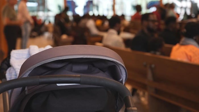 Une poussette dans une église.